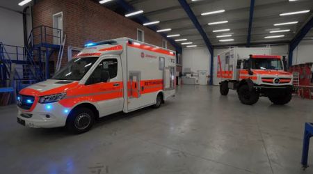 Image - Große Feuerwehr-Rettungswagen 2022: Planung, Fertigung. Alle Details in Spielfilmlänge. RTW 2022.