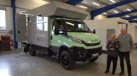 Image - Offroad Wohnmobil statt Altersheim: Bernhard (70) Claudia (63) Iveco Daily 4x4 Längsbetten Hecksitz