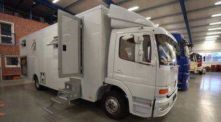 Image - Maria (39) baut den TURNHALLEN-WOHNMOBIL GRUNDRISS Atego 2022 Family 3-Raum Konzept. Soo viel Platz!